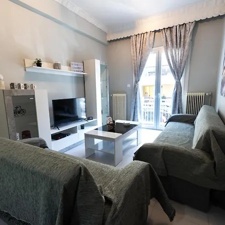 Spacious, Renovated & Equipped 90sqm Lägenhet Larissa